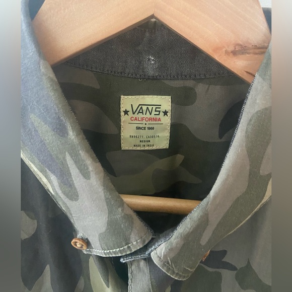 Vans Camo Button-Down Short Sleeve. Men’s Medium. Dead Stock. Great Condition. - Picture 2 of 3